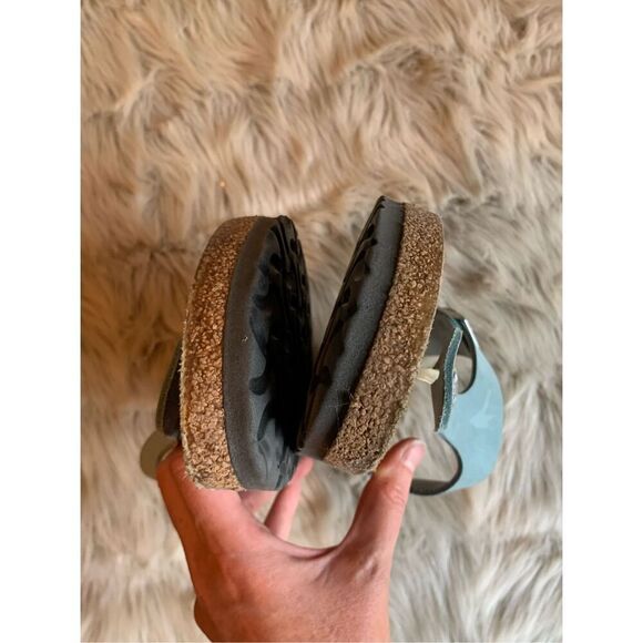 BIRKENSTOCK Gizeh Sandals - Picture 6 of 9